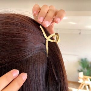 Veloura Gold Twist Hair Clip | Minimalist Metal Barrette